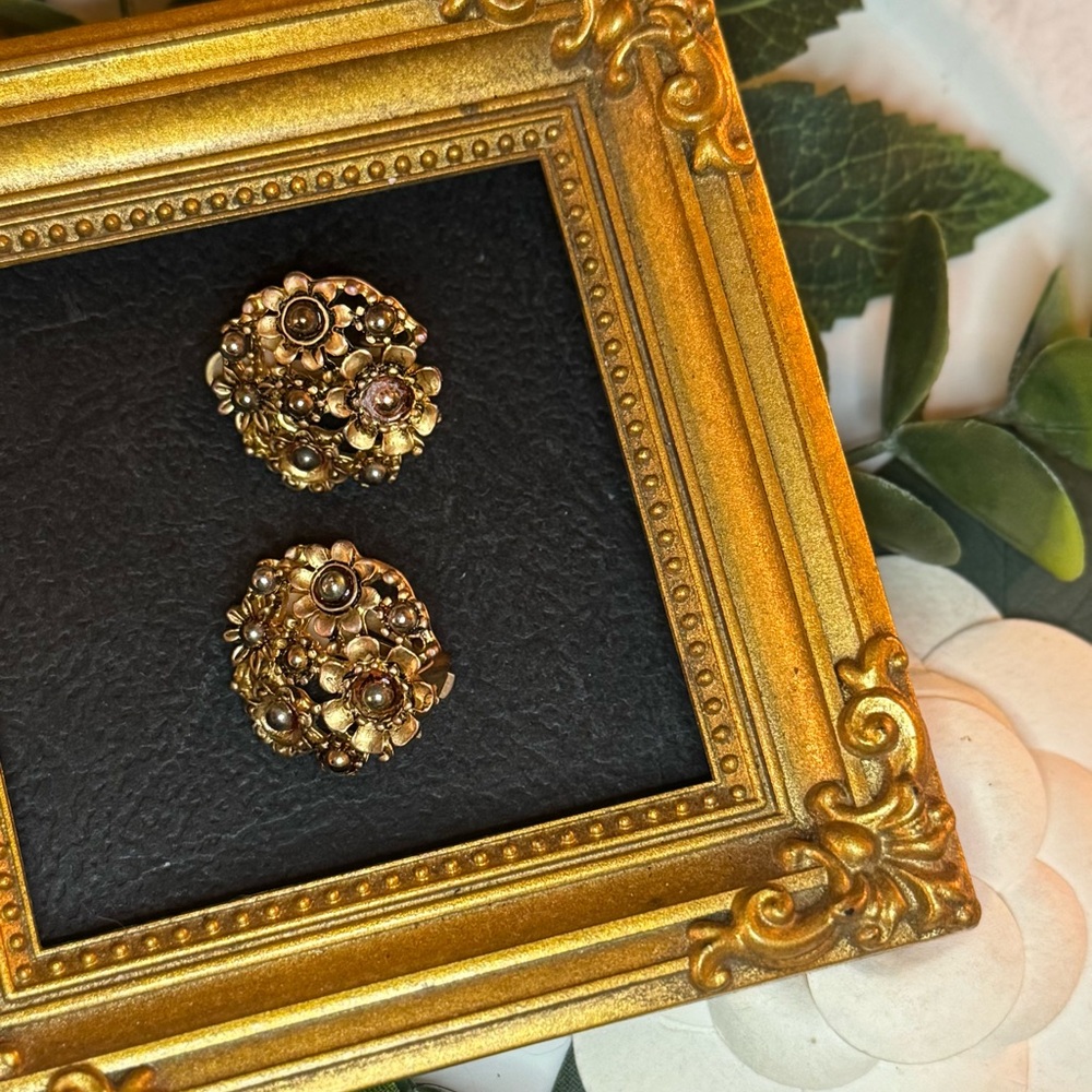 VTG Gorgeous Brassy Gold Floral Cluster w/ Grey Pearls Earrings - Picture 3 of 16